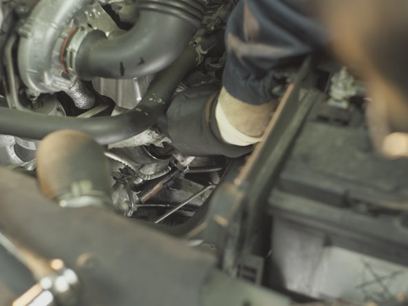 Nettoyer la cuve du filtre à huile à l'aide d'un chiffon