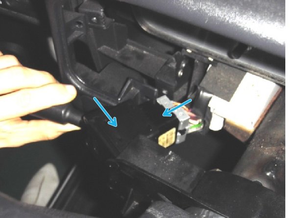 Agraffer les prises et faire coulisser le comodo