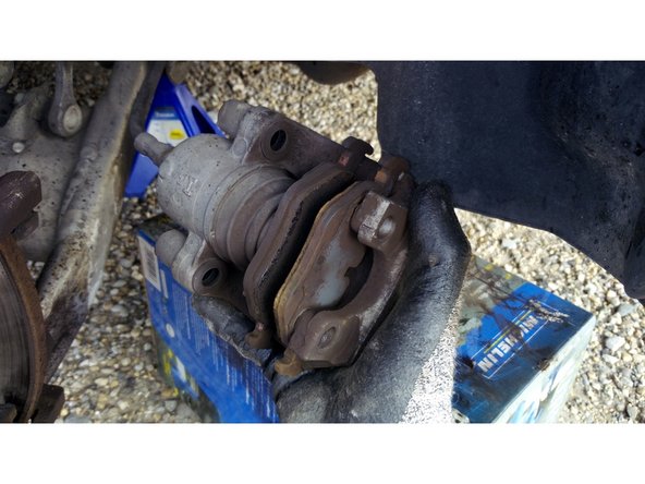 Ne pas laisser suspendre l'étrier sur son flexible ! L'accrocher en hauteur à l'aide d'une agraffe ou le poser sur un support qui ne met pas en tension le flexible