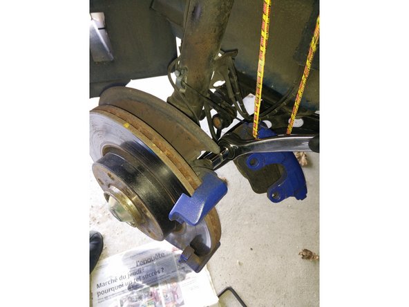 Dévisser les 2 vis du support