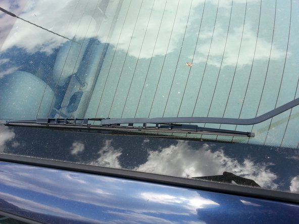 Insérer le nouveau balai d'essuie glace sur le bras jusqu'à entendre un clip et reposer le bras sur le parebrise