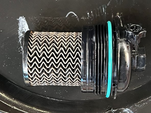 donc voici le nouveau filtre a huile que l'on va placer il a déjà un nouveau joint intégré qui est venue directement avec dans la boite on reprend le cliquet et la douille adaptée pour le visser et on fait attention a bien le serrer pour que ils soit étanche