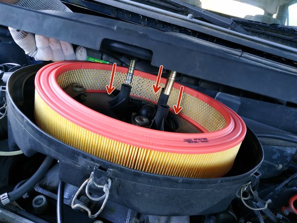 présenter le couvercle en positionnant les 3 vis dans leur logement