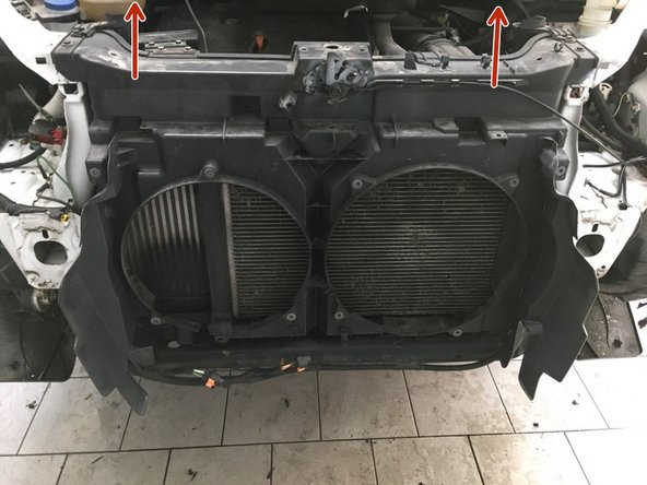 Retirer le support de radiateur en le déclipsant vers le haut