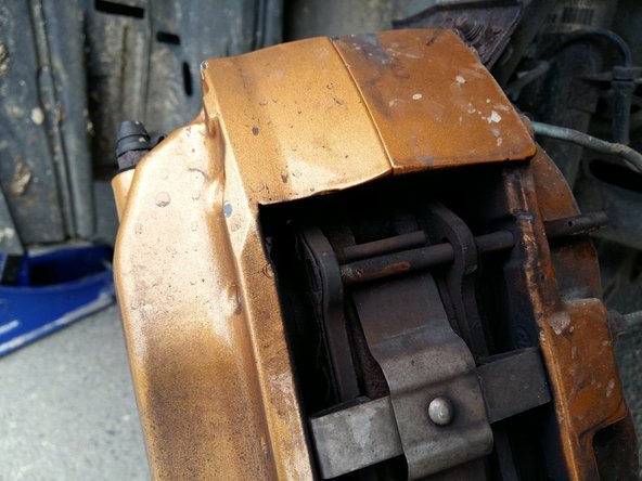 Retirer la petite tôle anti-bruit