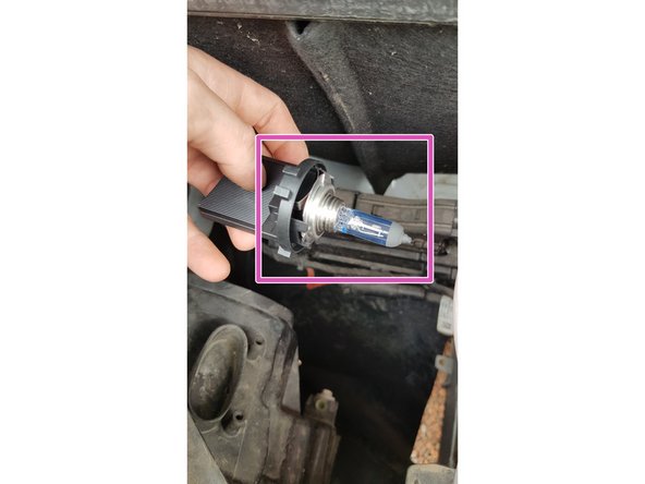 Mettez votre main dans le logement où se trouve les ampoules puis tirer fortement sur le support qui maintient l'ampoule en regardant le phare afin d'être sur de retirer la bonne ampoule du logement.