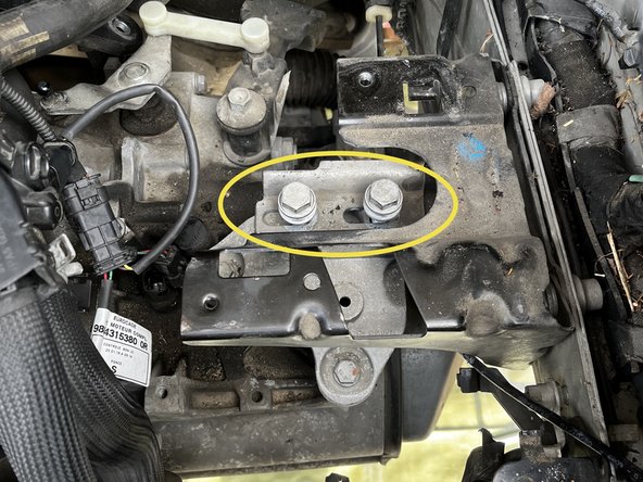Au niveau du compartiment moteur, dévisser et déposer les 2 vis du support moteur sur boite de vitesse a l'aide d'une clé de 16.