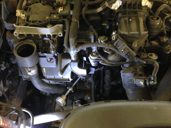 Remonter le filtre à huile en commencent à le serrer à la main et finir a l'aide de la clé a sangle