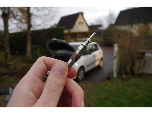 Notez qu'il faut essayer de passer le moins de temps possible avec le moteur à ciel ouvert ! Une bougie a été enlevé, la chambre de combustion est donc à l'air libre ! Il va de soit qu'on ne fait pas l'opération quand il pleut (si on est dehors !).