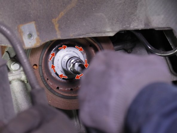 Dans un premier temps faire tourner le moteur dans le sens des aiguilles d'une montre afin que les fentes d'arbres à cames se trouvent quasiment à l'horizontale