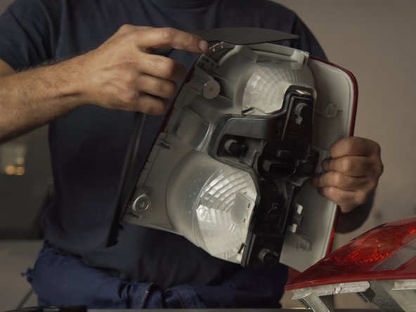 Appuyer fermement au niveau des languettes pour verrouiller la platine