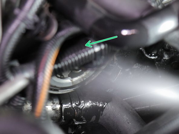 Nettoyer le support du filtre à huile avec du nettoyant et un chiffon