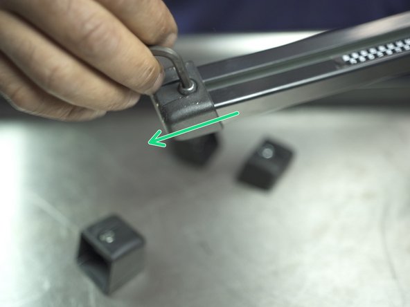 Retirer les caches au bout des barres à l'aide d'une clé allen