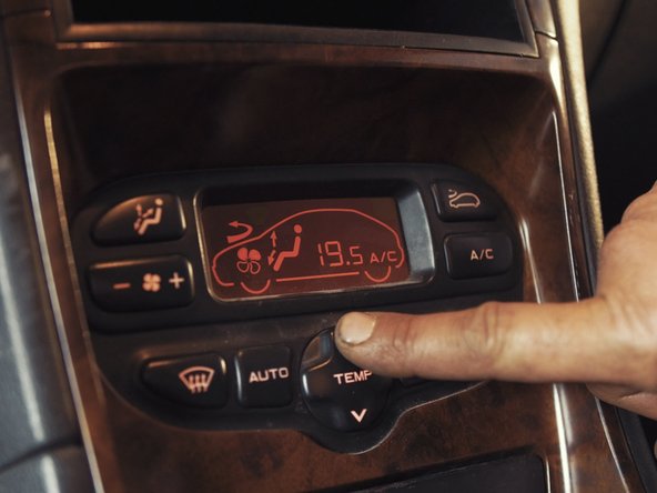 Monter la température de chauffage au maximum dans l'habitacle sans la climatisation et en activant le recyclage d'air si le véhicule en est équipé