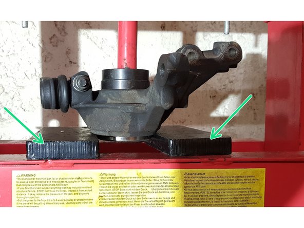 Utilisez une presse pour sortir le roulement.