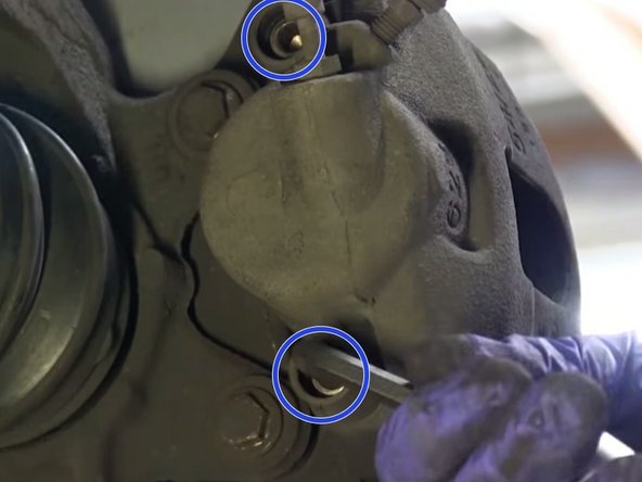 Retirer les 2 capuchons puis à l'aide d'une clé Allen devisser les 2 vis