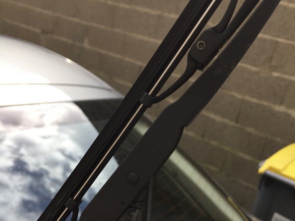 Une fois aligné, remontez le balais tout en haut de l'attache en U.