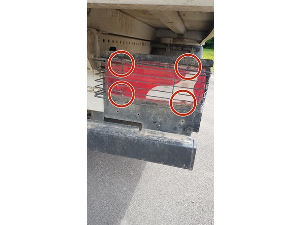 Vissez les 4 vis à l'aide du tournevis TORX 20 assez fortement.