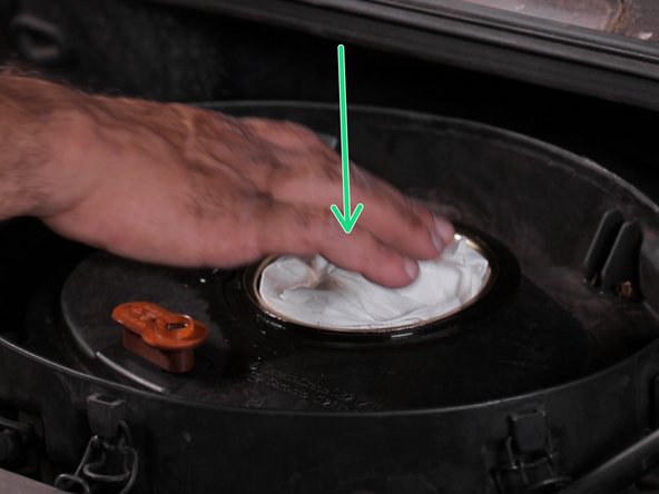 Boucher avec un chiffon propre  le conduis d'admission placé dans la boite à air