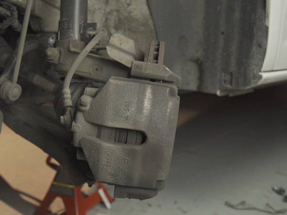 Tourner la jambe de force pour faciliter l'accès aux vis de l'étrier