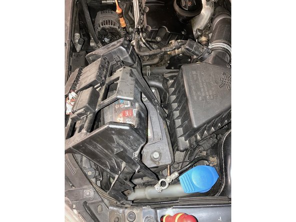 Insérez le tournevis dans l’encoche d'un des 4 points de fixation. Appuyer et forcez sur la languette afin de libérer l'accroche.