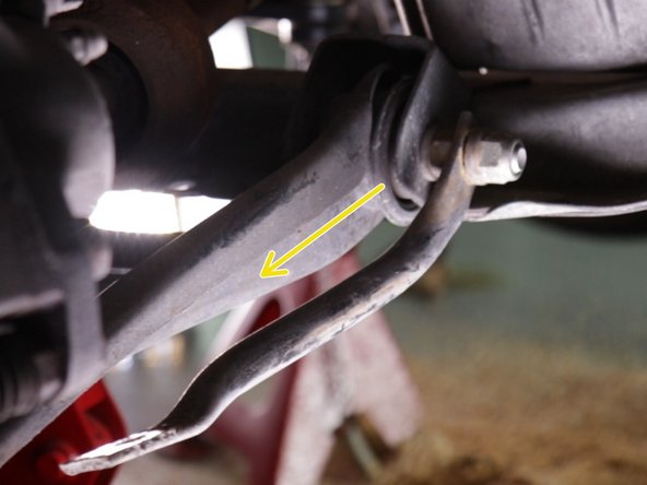 Faire pivoter la biellette du berceau  pour accéder aux vis du bas du carter en plastique