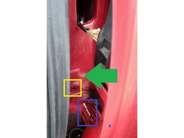 en haut, le trou dans l'optique