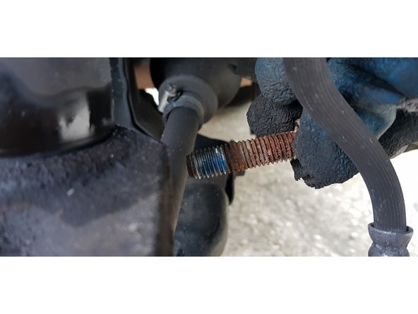 Il n'y a pas d'écrou de l'autre côté, il y a un trou taraudé dans la fusée.