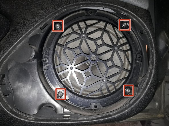 Dévisser les fixations (4 vis) du haut-parleur