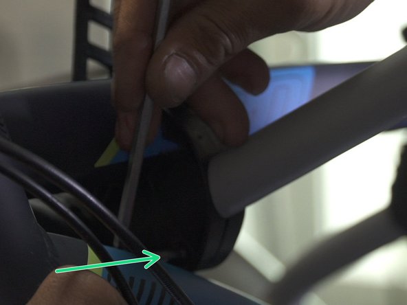 A l'aide de la clé allen fournis resserrer les mâchoires pour maintenir le cadre du vélo