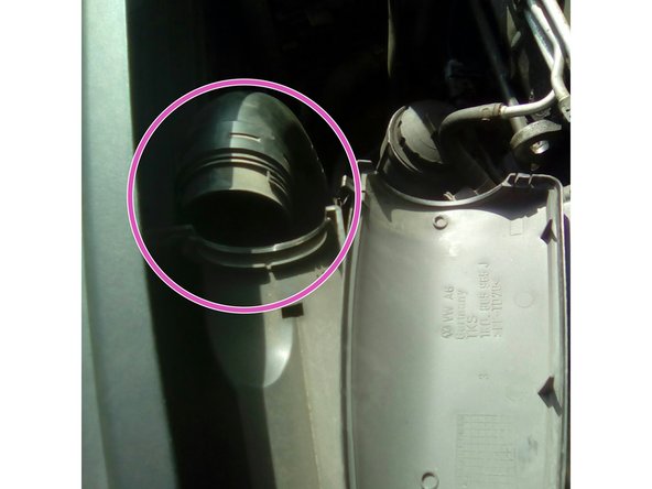 débranchez le tuyau de dépression,  démontez le support d'entrée d'air  sur le dessus du radiateur.