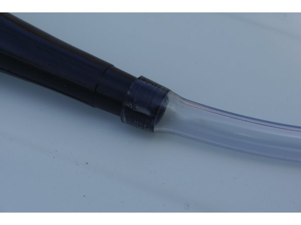 Assembler le bout de l'entonnoir et le tuyau d'aquarium de manière à obtenir ce montage. Noter que l'entonnoir fourni dans le kit vidange