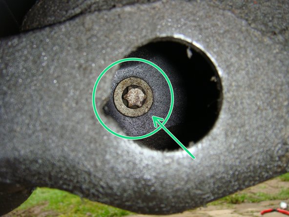 La tête de la vis est située dans le bras de suspension