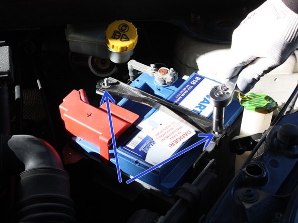 Placer les deux écrous à la main et les serrer à l'aide de la clé à douille de 10.