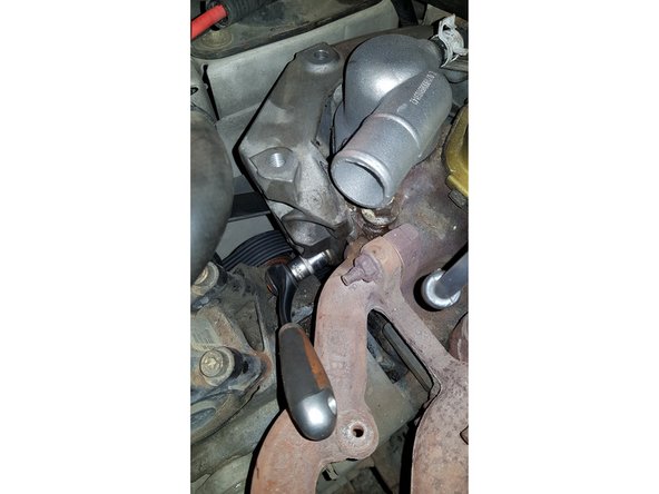 Si vous n'avez pas suffisamment de place ou de force pour dévisser les vis utilisez un bras de levier.