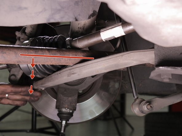 Repositionner la barre pour écarter le triangle afin d'emboîter le bout du cardan dans le moyeu