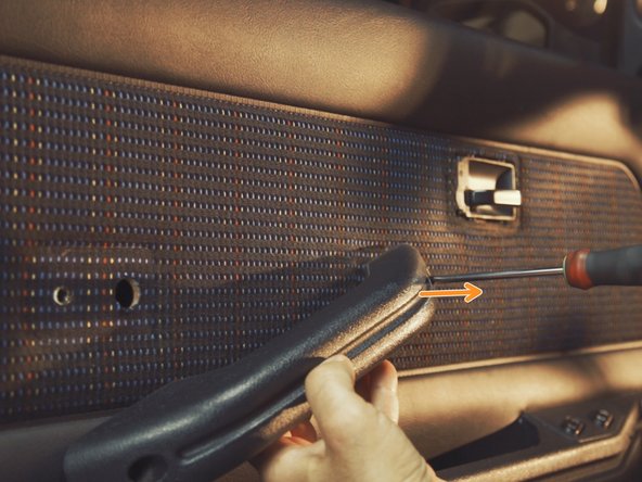 
Remove the armrest by pulling on it
