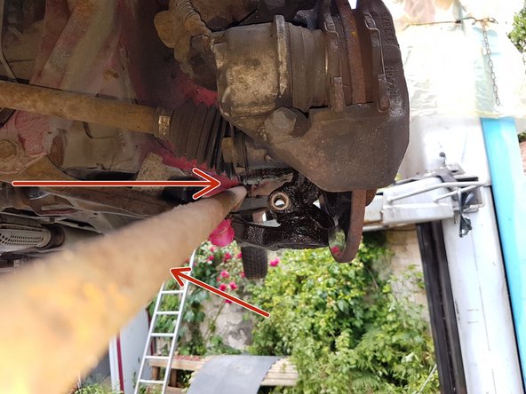 S'aider ensuite d'une barre de fer pour faire jouer le bras et enlever la rotule.