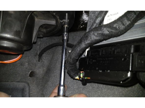 Dévisser d'un quart de tour le pulseur d'air et tirer vers le bas pour démonter ce dernier (Cf 3ème photo)