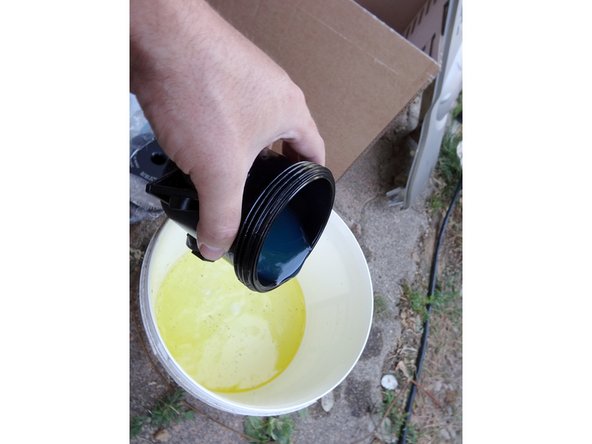 Afin de démonter le bol de son support, utilisez la clé à douille de 10 pour retirer les deux vis de maintient (en &quot;A&quot; sur la photo)