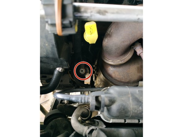 mettre en place la cosse + alternateur et visser l'écrou , clé de 13mm (ne pas oublier de remettre le capuchon en caoutchouc)