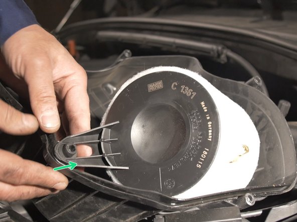 Décrocher le filtre du guide en tirant dessus