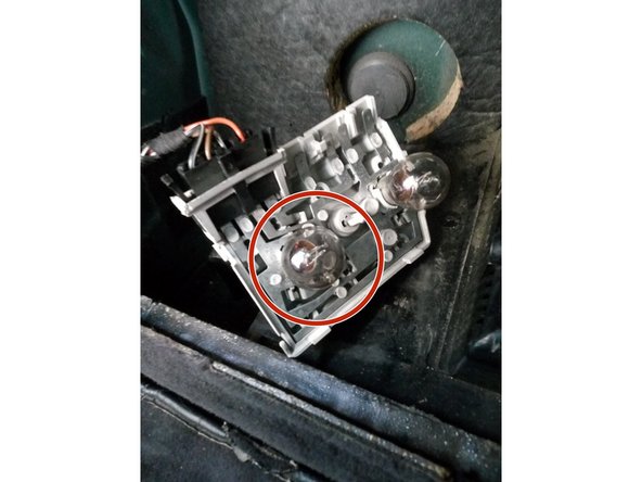 Remettre l'ampoule dans le cache en la tournant