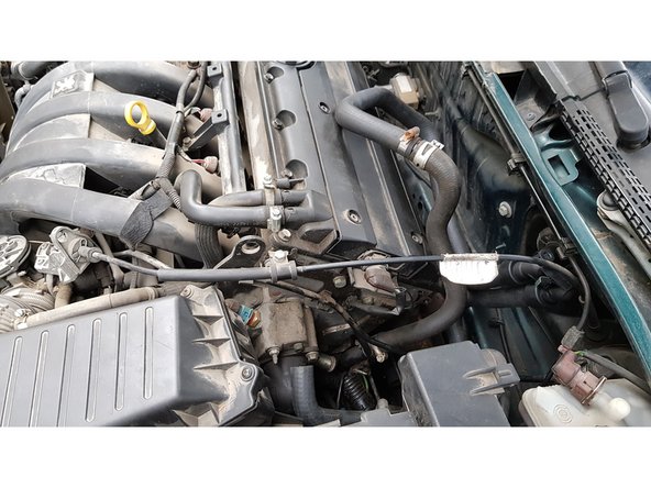 Placez l'ancienne durite sur le boîtier du thermostat et fixez-la avec un collier de serrage puis raccordez avec la durite neuve.