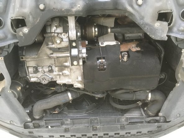 Démonter la plaque sous moteur en devissant les 9 vis de T25