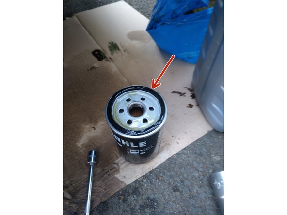 Huiler le joint du nouveau filtre avec la nouvelle huile puis le revisser à la main et terminer par 1/4 de tour à la clé