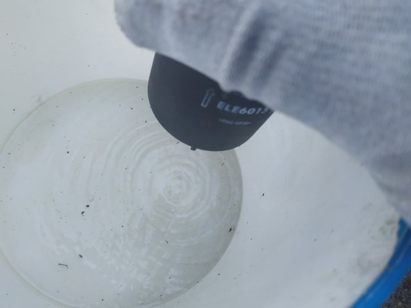 vider le contenu du filtre dans le bac (retirer le bouchon si vous en avez mis un comme je l'ai fait dans l'étape précédente)