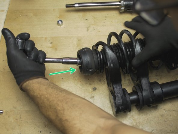 Replacer l'écrou et le visser avec une clé à pipe de 21