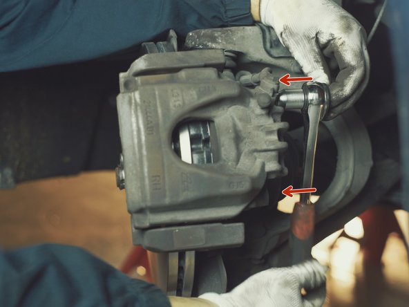 Resserrer les colonnettes de l'étrier à l'aide du cliquet de la douille de allen de 7 