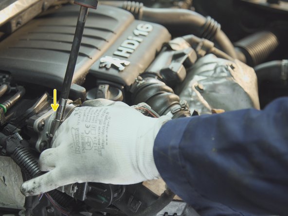 Resserrer les deux colliers des durites avec un tournevis à collier de 7 ou un tournevis plat